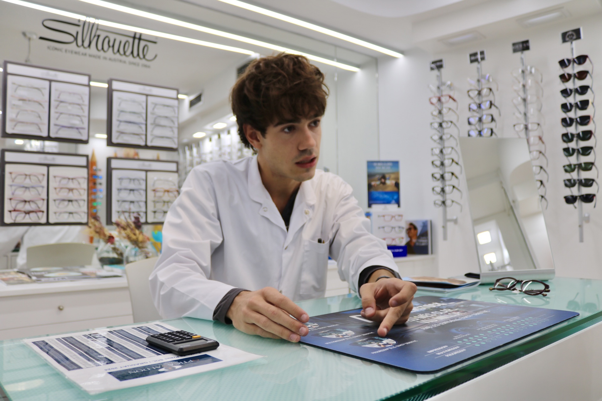 Un profesional de Saldon en el mostrador