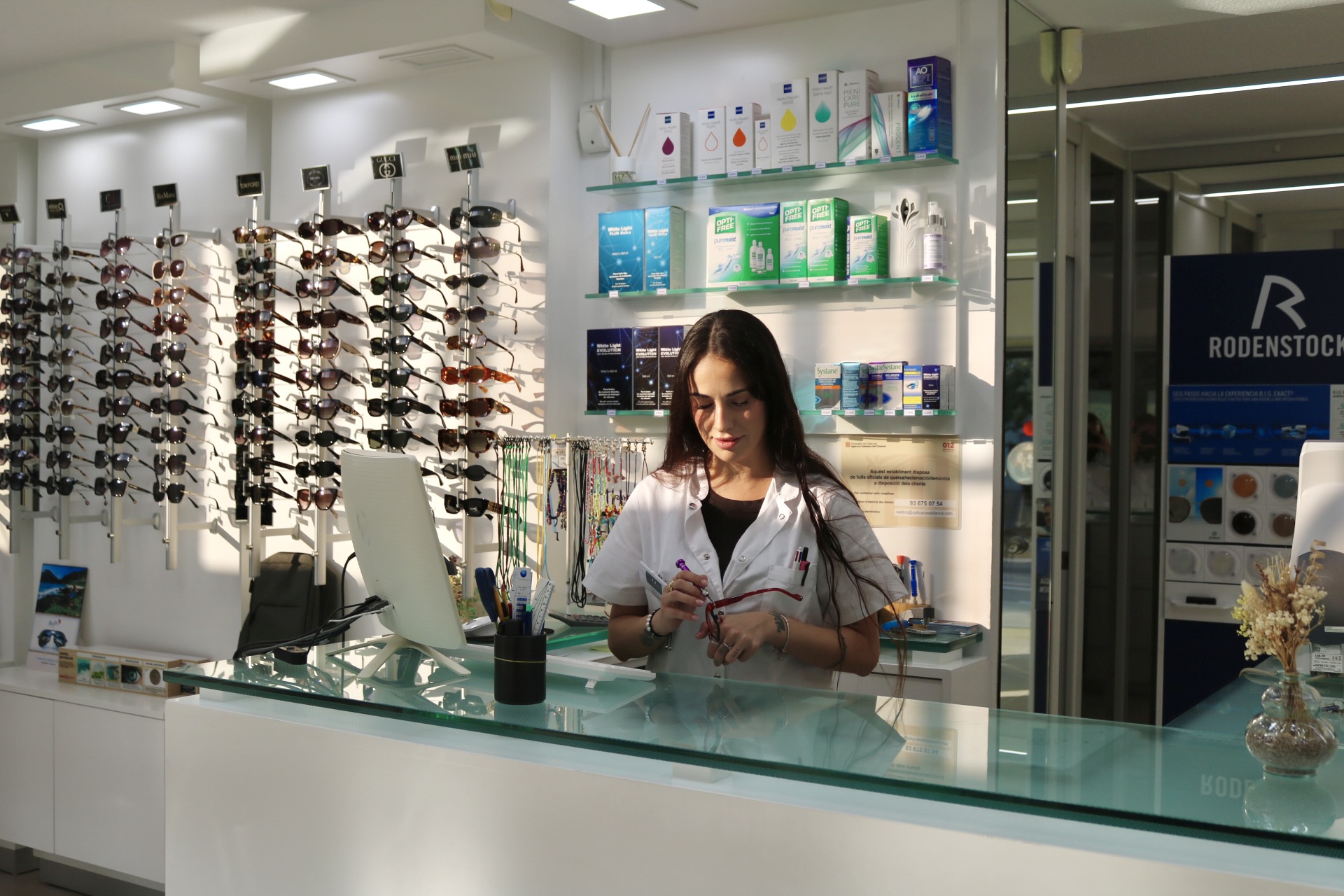 Recepción y profesional de Óptica Saldon